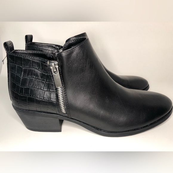 Eva & Zoe Faux Leather Zip Closure Almond Toe Ankle Bootie Size 9 - Picture 1 of 12